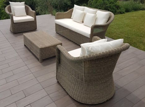 Salotto in fibra sintetica Vilena perfetto per giardini e strutture ricettive