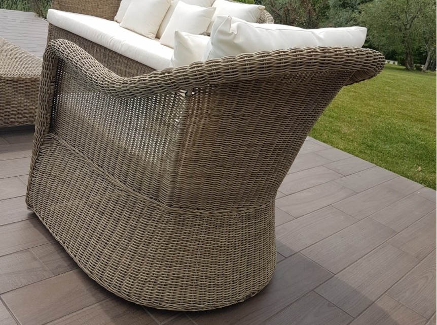 Arredo outdoor classico Vilena con finitura naturale effetto rattan