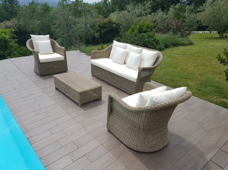 Salotto da giardino Vilena: eleganza classica e materiali progettati per l’esterno