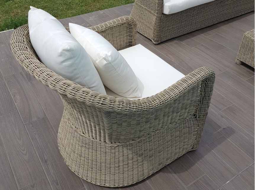 Vista frontale del salotto outdoor Vilena con divano, poltrone e tavolino coordinato