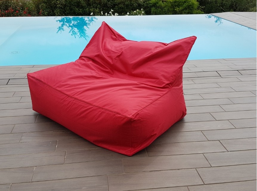Poltrona da esterno rossa per dare colore al tuo giardino