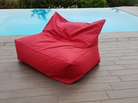 Poltrona da esterno rossa per dare colore al tuo giardino
