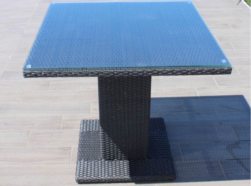 tavolo da giardino quadrato con ripiano in vetro