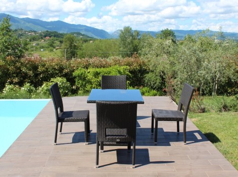 Tavolo con sedie impilabili in rattan sintetico