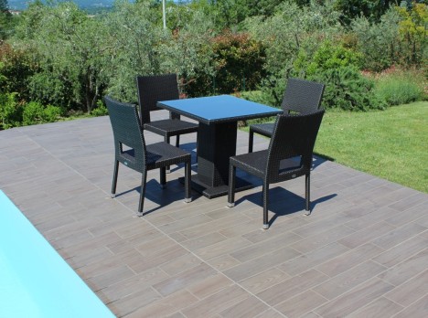 Tavolo e sedie per arredo bar in rattan sintetico