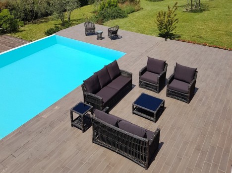 Salotto grande con poltrone e divani per esterno