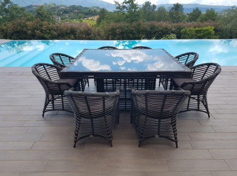 Tavolo moderno per giardino con poltrone