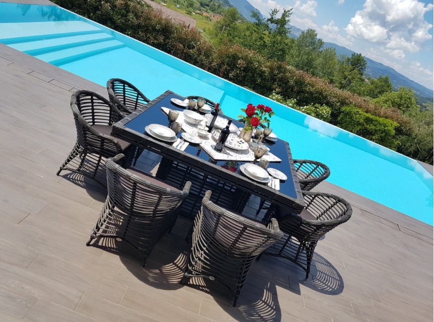 Set da pranzo per giardino con tavolo quadrato e poltrone