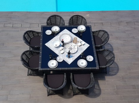 Grande tavolo da giardino con poltrone