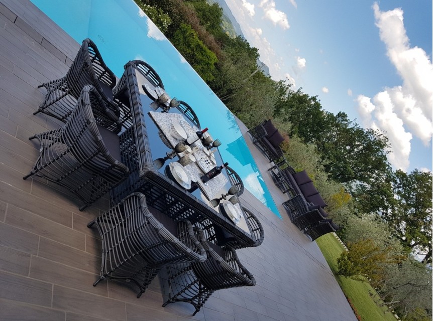 Tavolo quadrato per esterno per molte persone