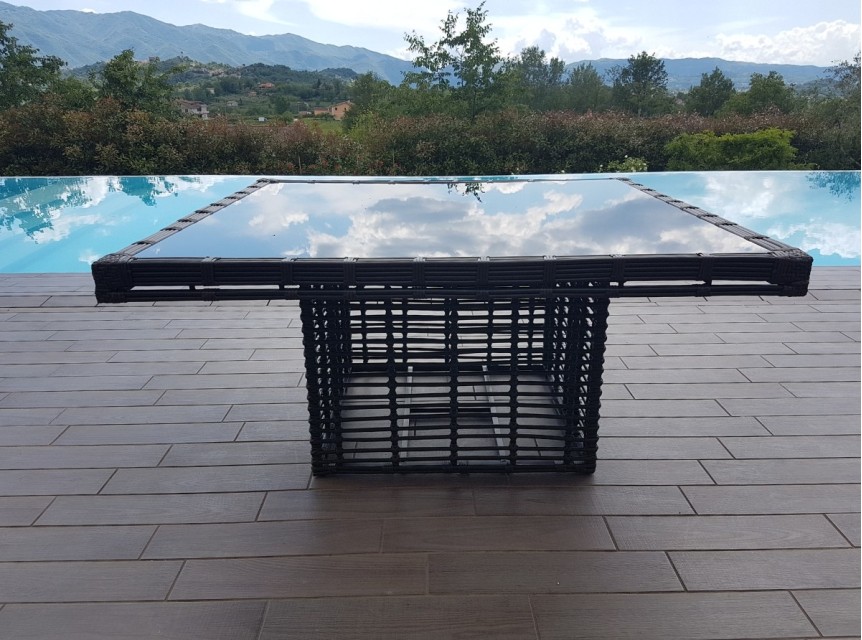 Tavolo da giardino dal design particolare