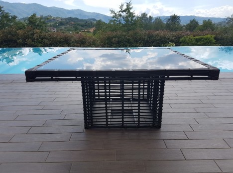 Tavolo da giardino dal design particolare