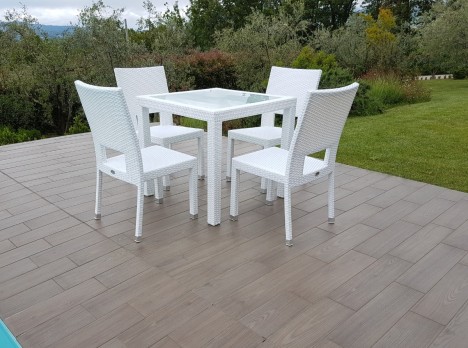 Set da esterno tavolo quadrato e quattro sedie in rattan bianco