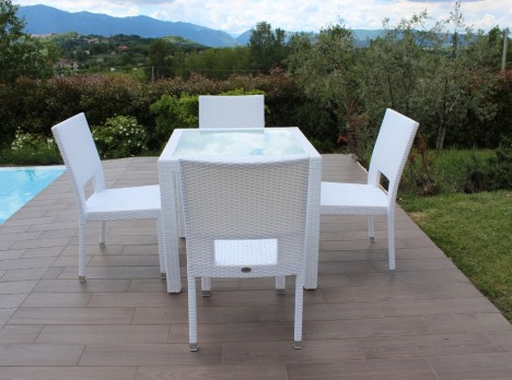 Tavolo con quattro sedie in rattan sintetico bianco per arredo esterno