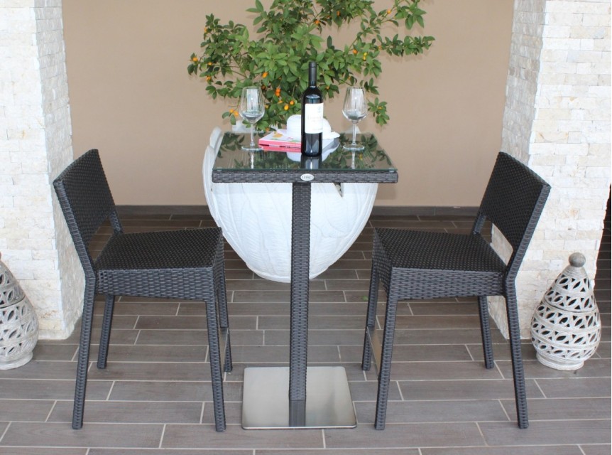 Tavolo alto con sgabelli per arredo bar esterno