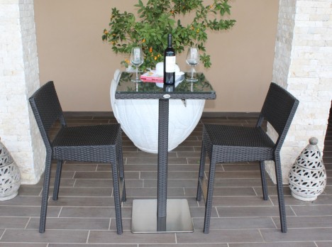 Tavolo alto con sgabelli per arredo bar esterno