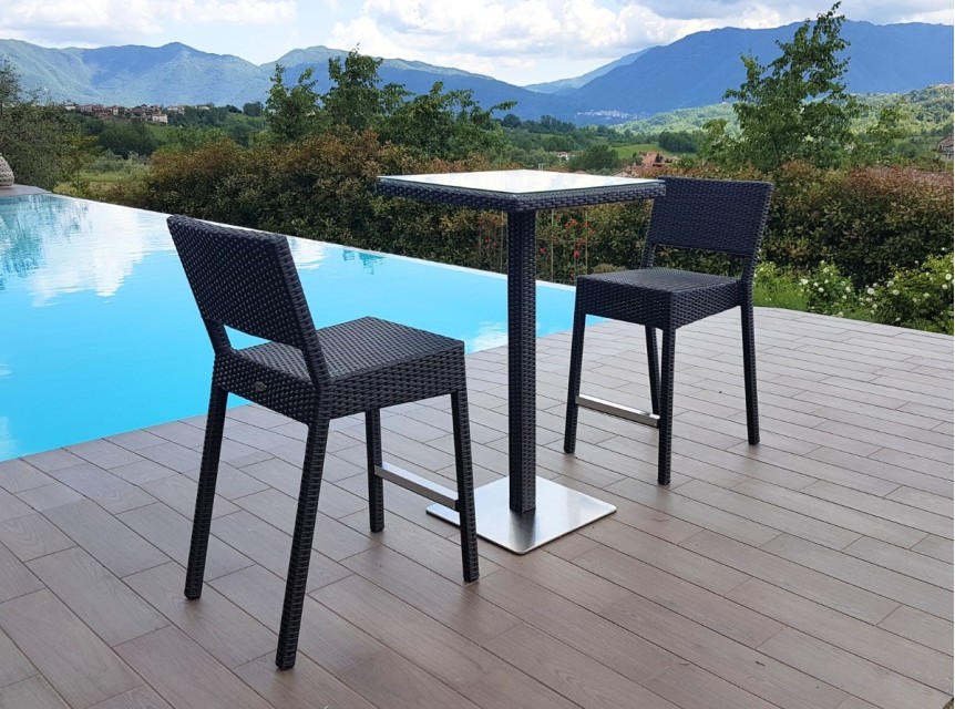 Tavolo alto con sgabelli per esterno