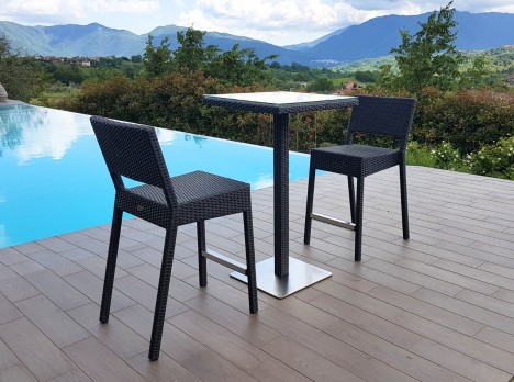 Tavolo alto con sgabelli per esterno