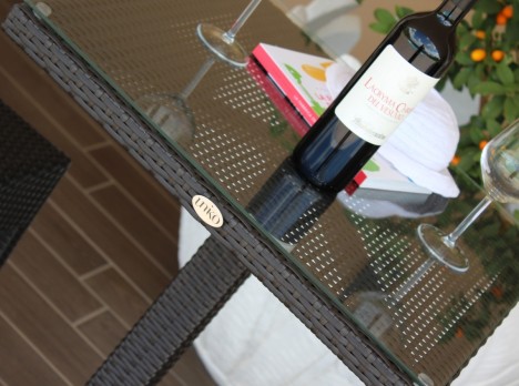 Tavolo da bar alto in rattan sintetico con ripiano in vetro