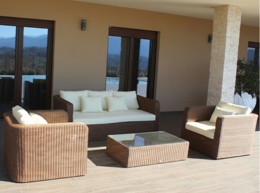 Salotto elegante per esterni in midollino sintetico