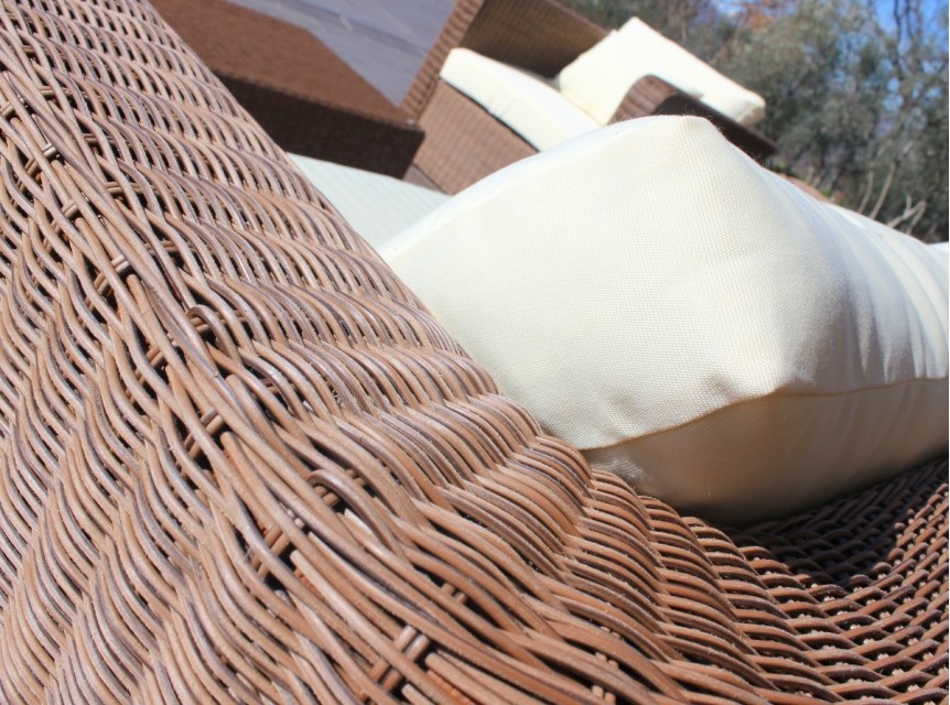 Intreccio artigianale in rattan sintetico marrone