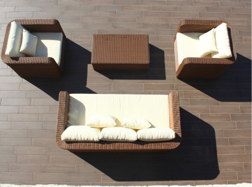 Salotto da esterno marrone con cuscini crema