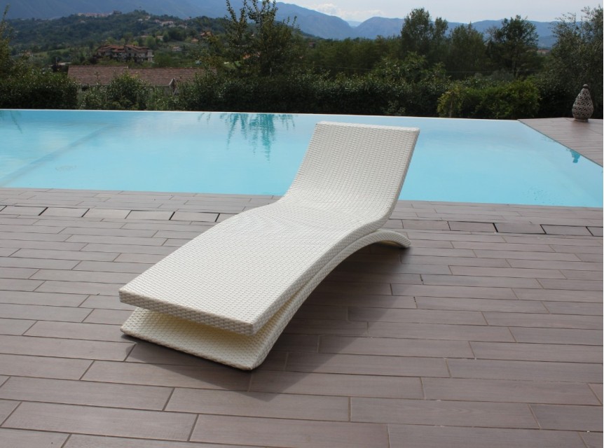 Lettino di design per esterno in rattan sintetico bianco