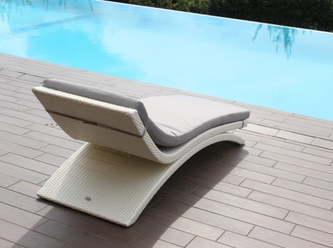 Sdraio di design per rilassarsi in piscina