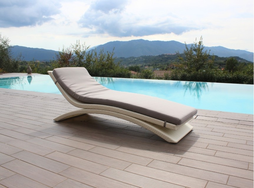 Lettino ergonomico da esterno in rattan bianco