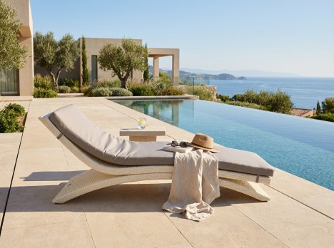 Sdraio di design in rattan bianco