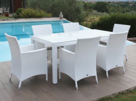 Tavolo sei posti per esterno in rattan sintetico bianco con poltrone