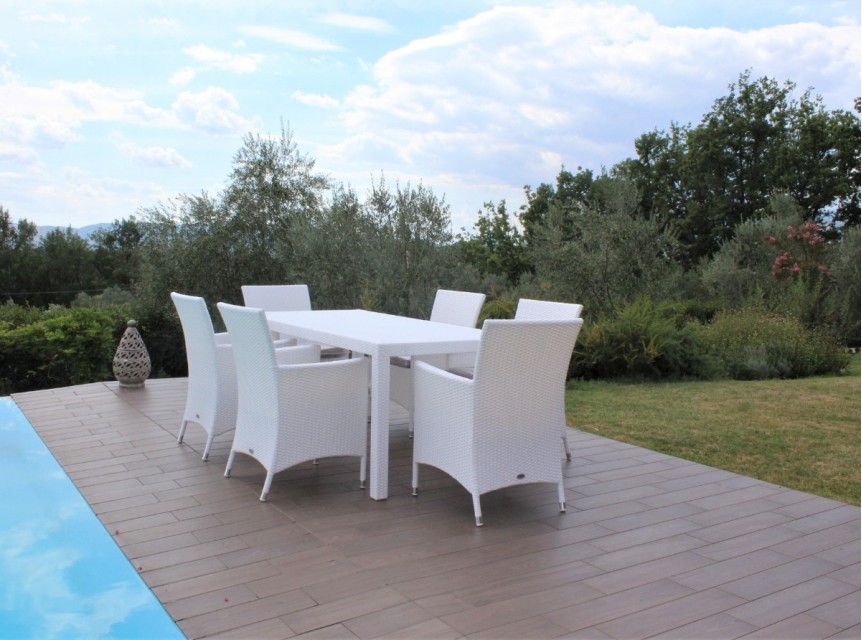 Tavolo sei posti da esterno in rattan bianco