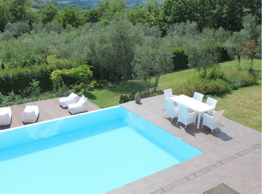 Tavolo da giardino con sei poltrone in rattan bianco