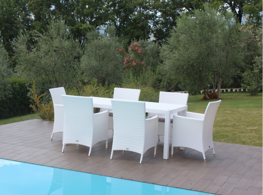 tavolo da esterno in rattan bianco con poltrone