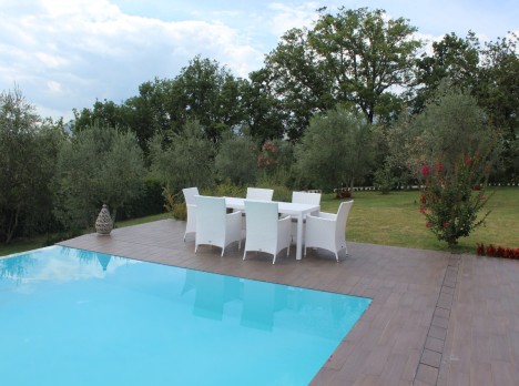 Set da pranzo per esterno in rattan bianco con sei poltrone