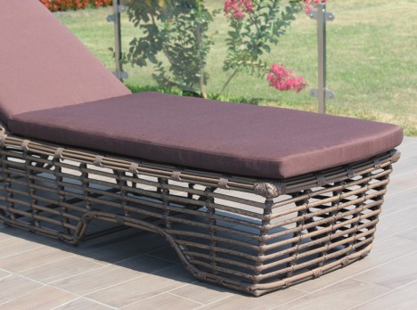 Comodo lettino da piscina di design con cuscino