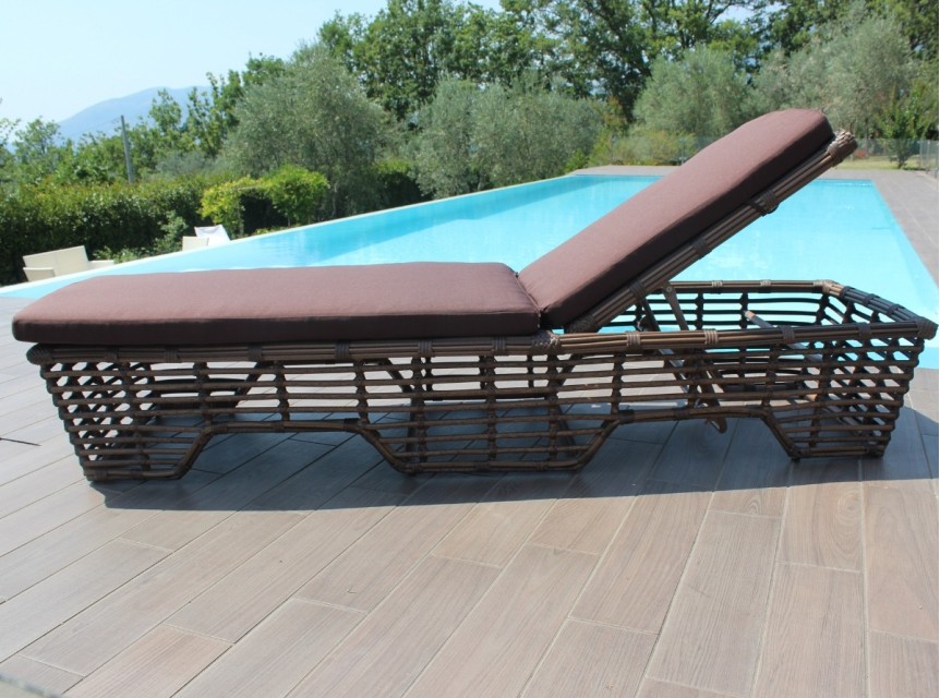 Lettino prendisole in alluminio e diverse fibre sintetiche intrecciate