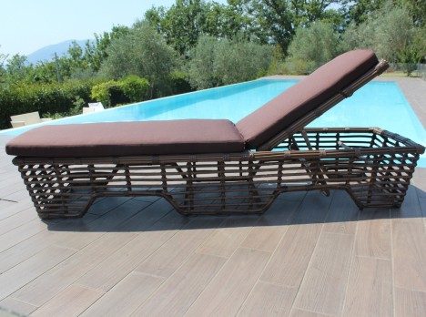 Lettino prendisole in alluminio e diverse fibre sintetiche intrecciate