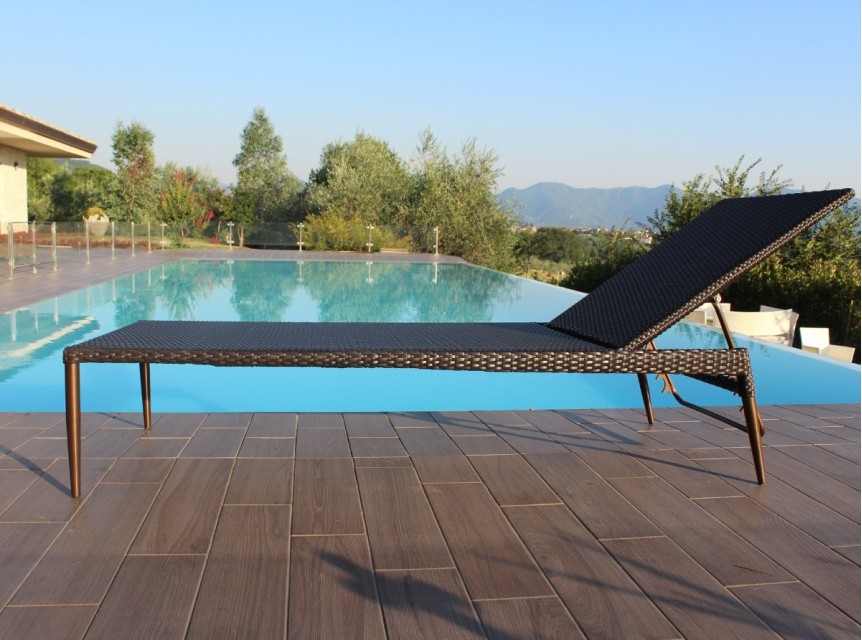 Lettino di design per piscina in fibra sintetica di qualità