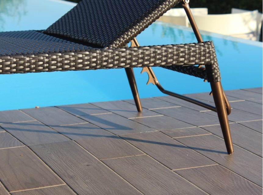 Lettino da esterno di design in rattan sintetico scuro