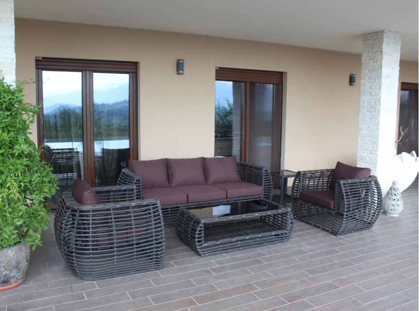 Set da esterno Herbert con struttura in alluminio e intreccio artigianale, resistente agli agenti atmosferici.