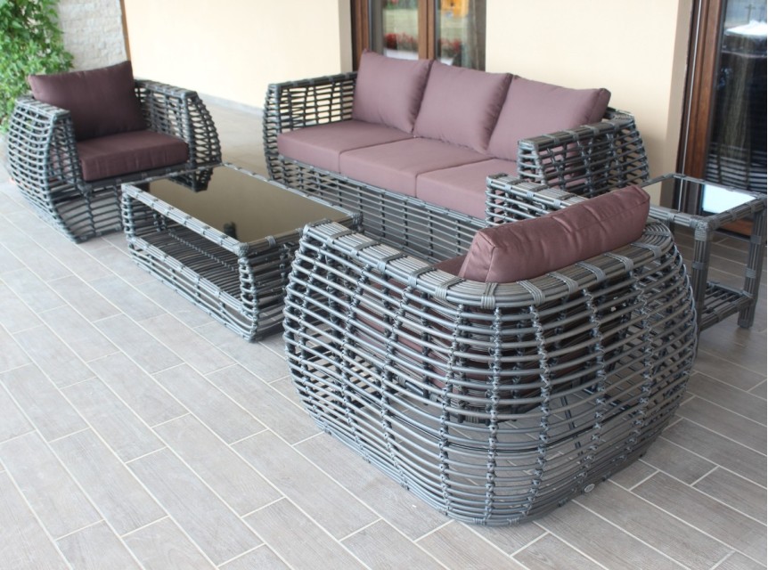 Dettaglio dell’intreccio in rattan sintetico del salotto Herbert, solido, flessibile e facile da mantenere.