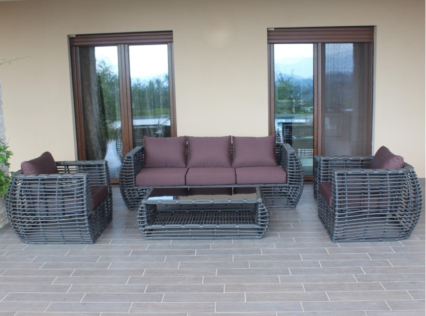 Salotto da giardino completo Herbert con tavolino basso coordinato e piano in vetro temperato.