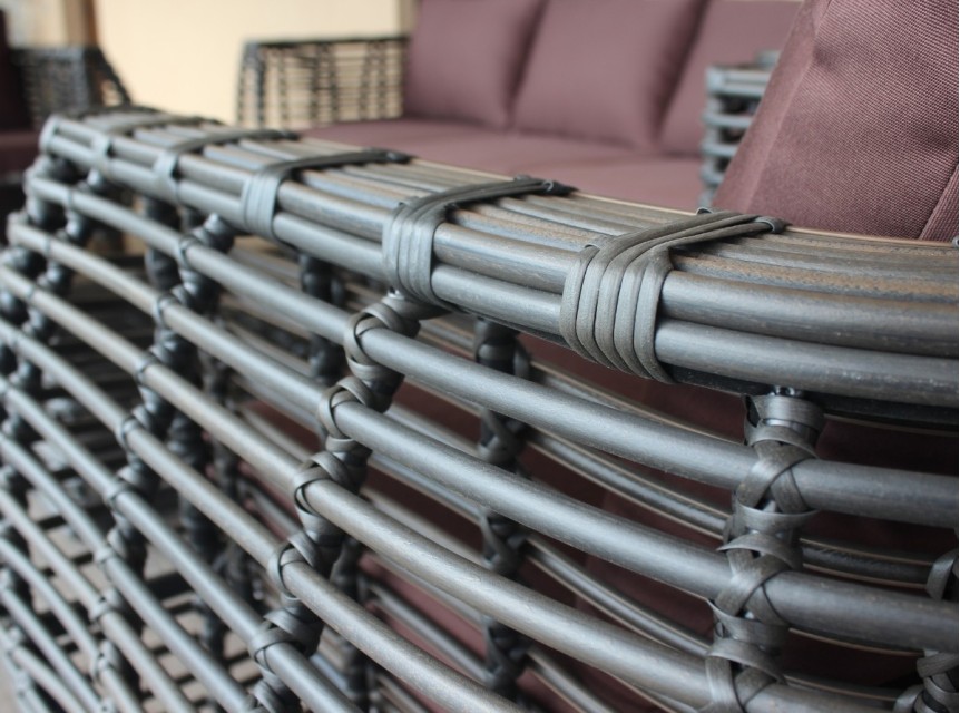 Salotto da esterno Herbert in rattan sintetico intrecciato, ideale per terrazze coperte e spazi outdoor di design.