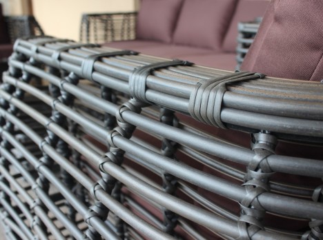 Salotto da esterno Herbert in rattan sintetico intrecciato, ideale per terrazze coperte e spazi outdoor di design.