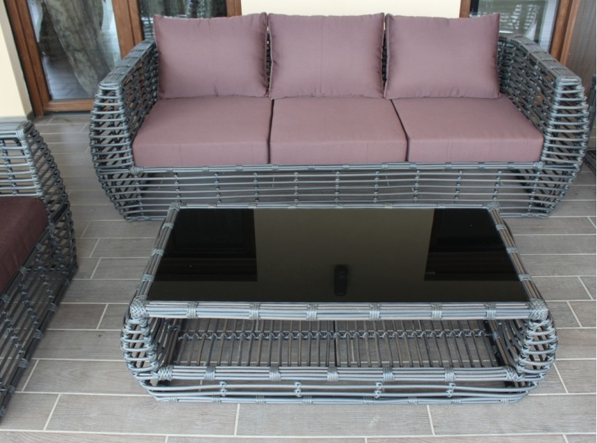 Cuscini sfoderabili e confortevoli del salotto Herbert, studiati per un utilizzo prolungato all’aperto.