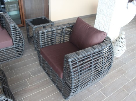 Design moderno e proporzioni equilibrate del salotto outdoor Herbert, adatto a contesti residenziali e contract.