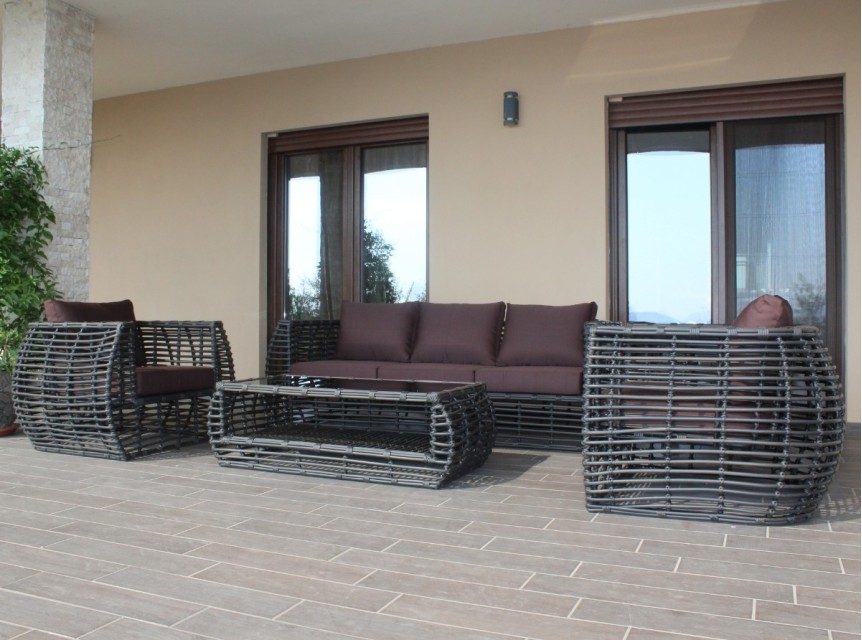 Set living da esterno Herbert in rattan sintetico, perfetto per arredare giardini, terrazzi e piscine.