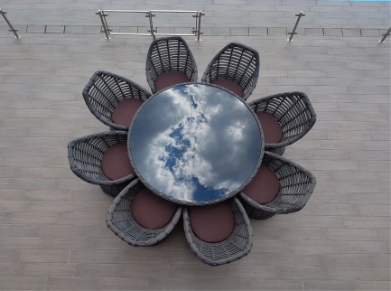 Tavolo da esterno di design rotondo con poltrone