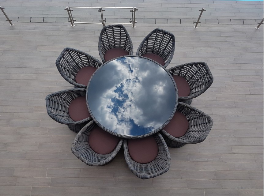 Tavolo da esterno di design rotondo con poltrone